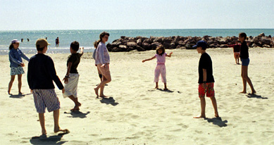 Stage de yoga ludique pour enfants anim par Patricia Bayard sur la plage de Frontignan